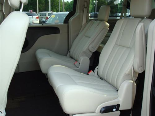 Chrysler Town and Country 2011 photo 4