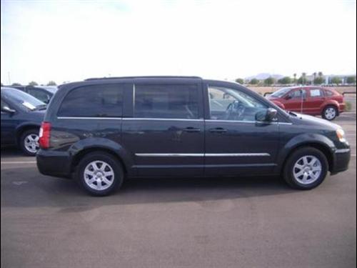 Chrysler Town and Country 2011 photo 2