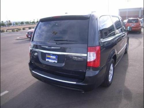 Chrysler Town and Country 2011 photo 3