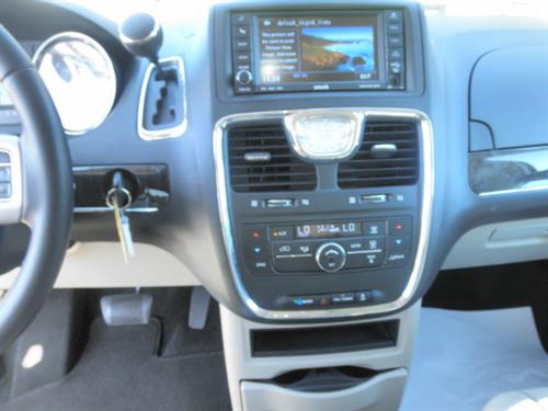 Chrysler Town and Country 2011 photo 1