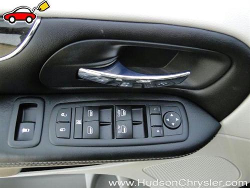 Chrysler Town and Country 2011 photo 1