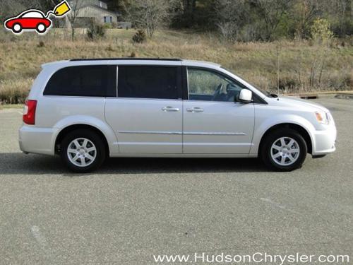 Chrysler Town and Country 2011 photo 2