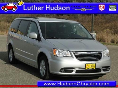 Chrysler Town and Country 2011 photo 3