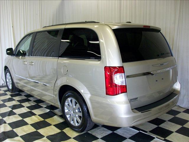 Chrysler Town and Country 2011 photo 2