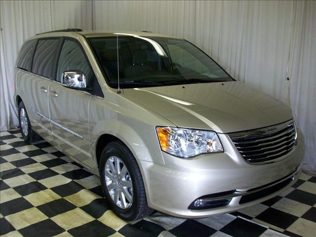 Chrysler Town and Country 2011 photo 3