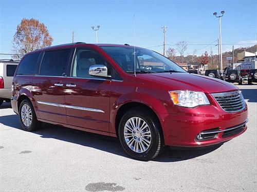Chrysler Town and Country 2011 photo 2
