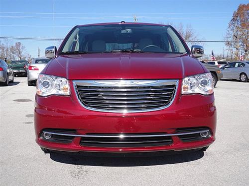 Chrysler Town and Country 2011 photo 3