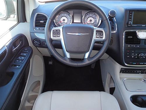 Chrysler Town and Country 2011 photo 4