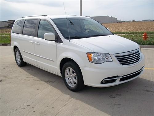 Chrysler Town and Country 2011 photo 2
