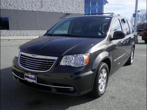 Chrysler Town and Country 2011 photo 2
