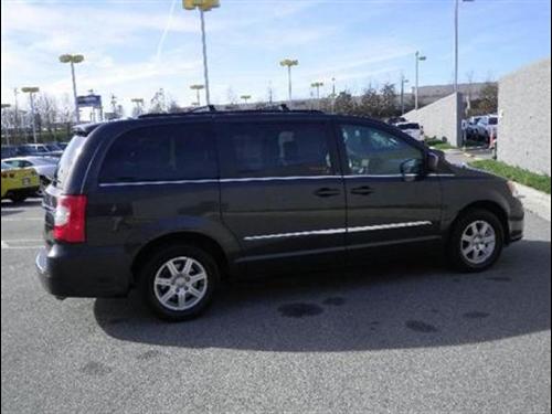 Chrysler Town and Country 2011 photo 3