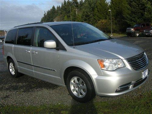 Chrysler Town and Country 2011 photo 2