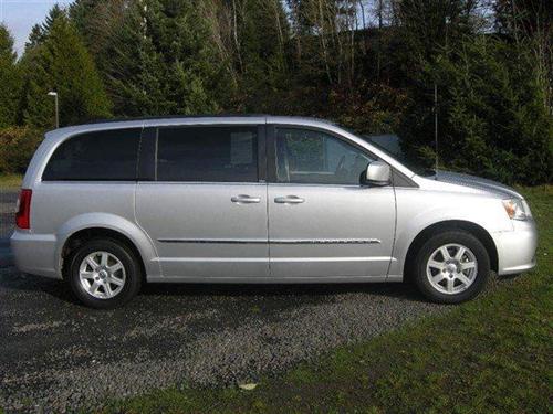 Chrysler Town and Country 2011 photo 3