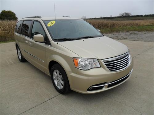 Chrysler Town and Country 2011 photo 2