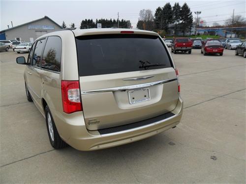Chrysler Town and Country 2011 photo 3