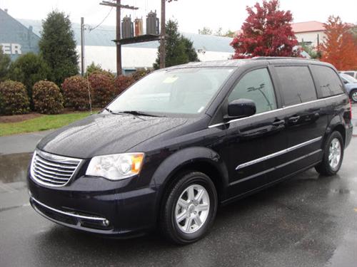Chrysler Town and Country 2011 photo 2