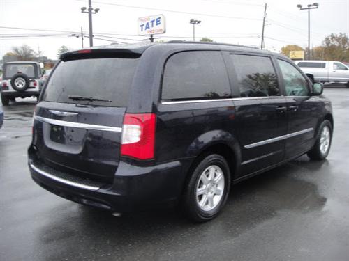 Chrysler Town and Country 2011 photo 3