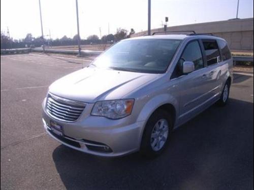 Chrysler Town and Country 2011 photo 2