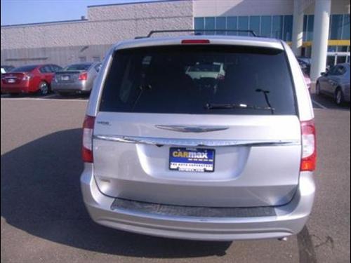 Chrysler Town and Country 2011 photo 3