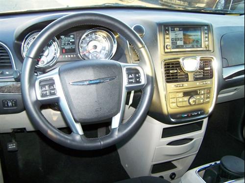 Chrysler Town and Country 2011 photo 2