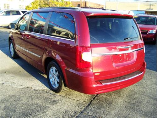 Chrysler Town and Country 2011 photo 5