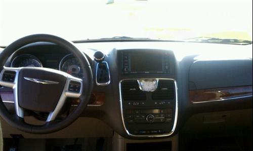 Chrysler Town and Country 2011 photo 1