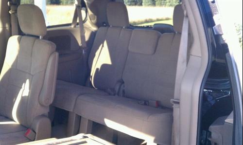 Chrysler Town and Country 2011 photo 3