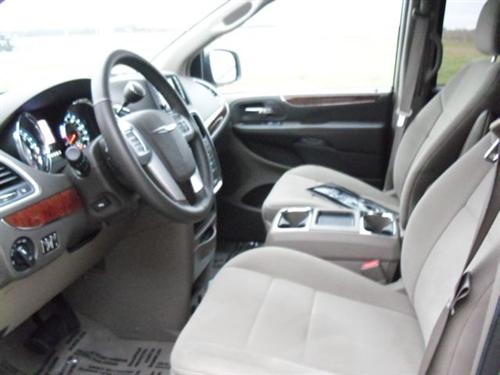 Chrysler Town and Country 2011 photo 3