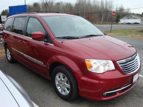 Chrysler Town and Country 2011 photo 2