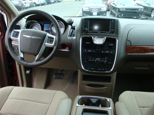 Chrysler Town and Country 2011 photo 3