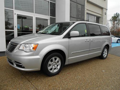 Chrysler Town and Country 2011 photo 1