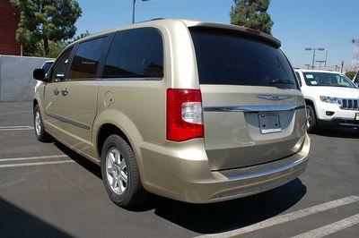 Chrysler Town and Country 2011 photo 1