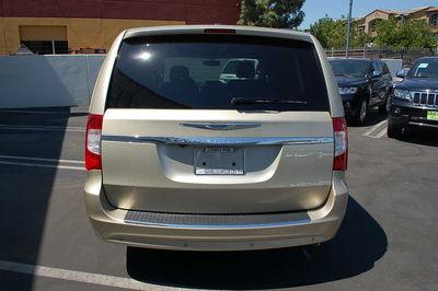 Chrysler Town and Country 2011 photo 2