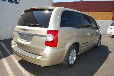Chrysler Town and Country 2011 photo 3