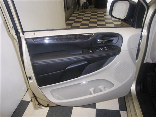 Chrysler Town and Country 2011 photo 1