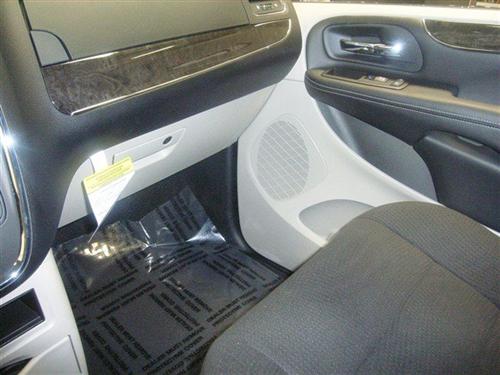 Chrysler Town and Country 2011 photo 3