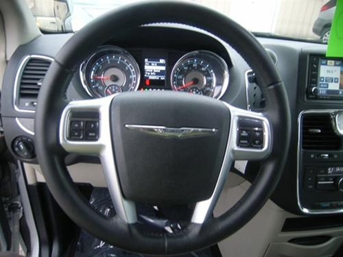 Chrysler Town and Country 2011 photo 1