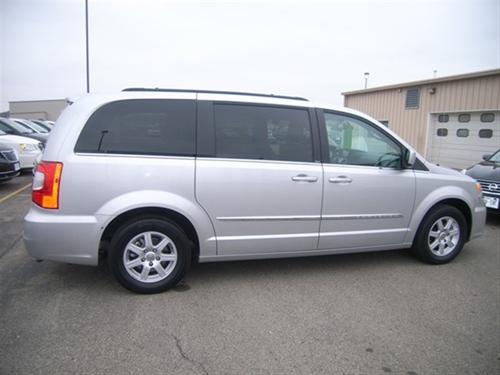 Chrysler Town and Country 2011 photo 2