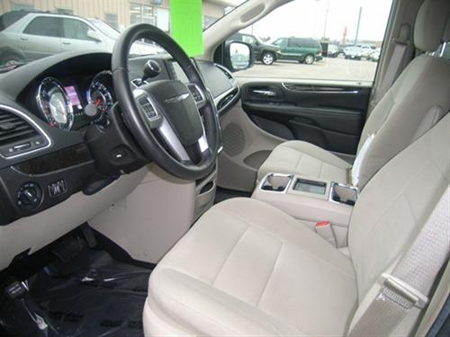 Chrysler Town and Country 2011 photo 3