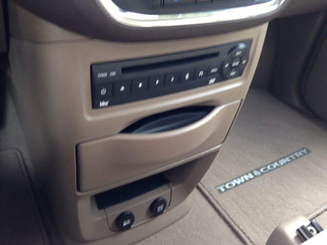 Chrysler Town & Country 2011 photo 2
