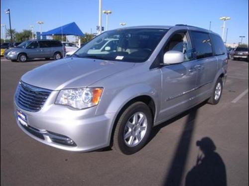 Chrysler Town and Country 2011 photo 2