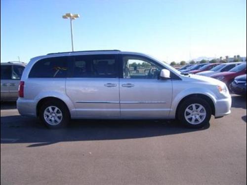 Chrysler Town and Country 2011 photo 3