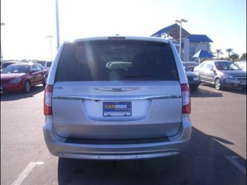 Chrysler Town and Country 2011 photo 4