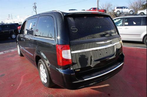 Chrysler Town and Country 2011 photo 2