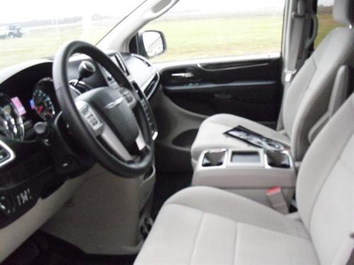 Chrysler Town and Country 2011 photo 2