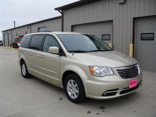 Chrysler Town and Country 2011 photo 3
