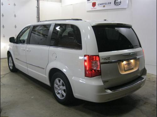 Chrysler Town and Country 2011 photo 2