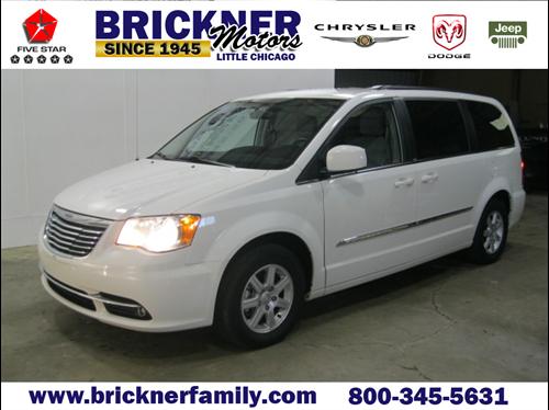Chrysler Town and Country 2011 photo 3