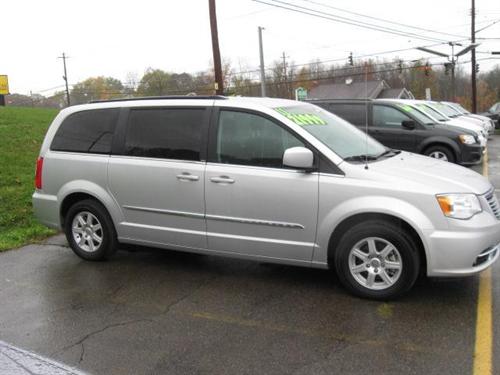 Chrysler Town and Country 2011 photo 2