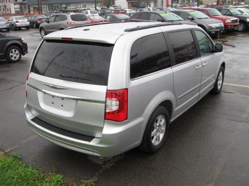 Chrysler Town and Country 2011 photo 3